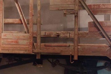 Um pedaço de um dos vagões de gado usados pelos nazistas para transportas os judeus até o campos de concentração 