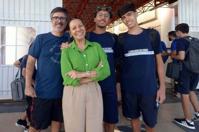 Rafael, 15, o segundo da direita para a esquerda, disse que a turma reagiu bem ao primeiro dia de aula sem celular
- (crédito: Ed Alves/CB/D.A Press) Rafael, 15, o segundo da direita para a esquerda, disse que a turma reagiu bem ao primeiro dia de aula sem celular
- (crédito: Ed Alves/CB/D.A Press)