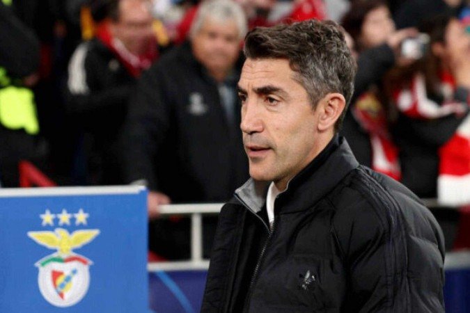 LISBON, PORTUGAL - JANUARY 21: Bruno Lage, Head Coach of S.L Benfica looks on prior to the UEFA Champions League 2024/25 League Phase MD7 match between SL Benfica and FC Barcelona at Estadio do SL Benfica on January 21, 2025 in Lisbon, Portugal. (Photo by Carlos Rodrigues/Getty Images)
Caption - (crédito: Getty Images) LISBON, PORTUGAL - JANUARY 21: Bruno Lage, Head Coach of S.L Benfica looks on prior to the UEFA Champions League 2024/25 League Phase MD7 match between SL Benfica and FC Barcelona at Estadio do SL Benfica on January 21, 2025 in Lisbon, Portugal. (Photo by Carlos Rodrigues/Getty Images)
Caption - (crédito: Getty Images)