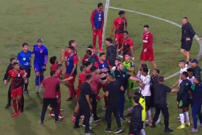 Briga generalizada no Athletiba deste sábado (25) - (crédito: Foto: Reprodução/NSports) Briga generalizada no Athletiba deste sábado (25) - (crédito: Foto: Reprodução/NSports)