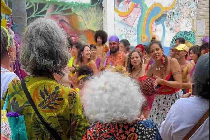 Voltado para a terceira idade, o bloco tem como objetivo oferecer às pessoas com mais de 60 anos a oportunidade de vivenciar o espírito do carnaval
- (crédito: Material Cedido ao Correio) Voltado para a terceira idade, o bloco tem como objetivo oferecer às pessoas com mais de 60 anos a oportunidade de vivenciar o espírito do carnaval
- (crédito: Material Cedido ao Correio)