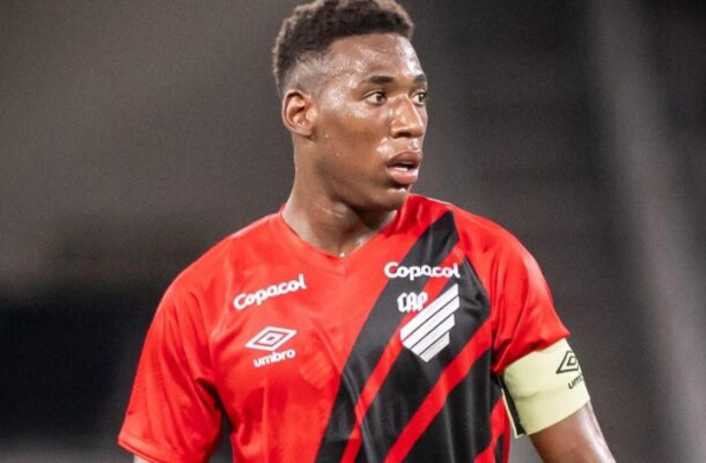 Léo sofreu racismo em clássico contra o Coritiba