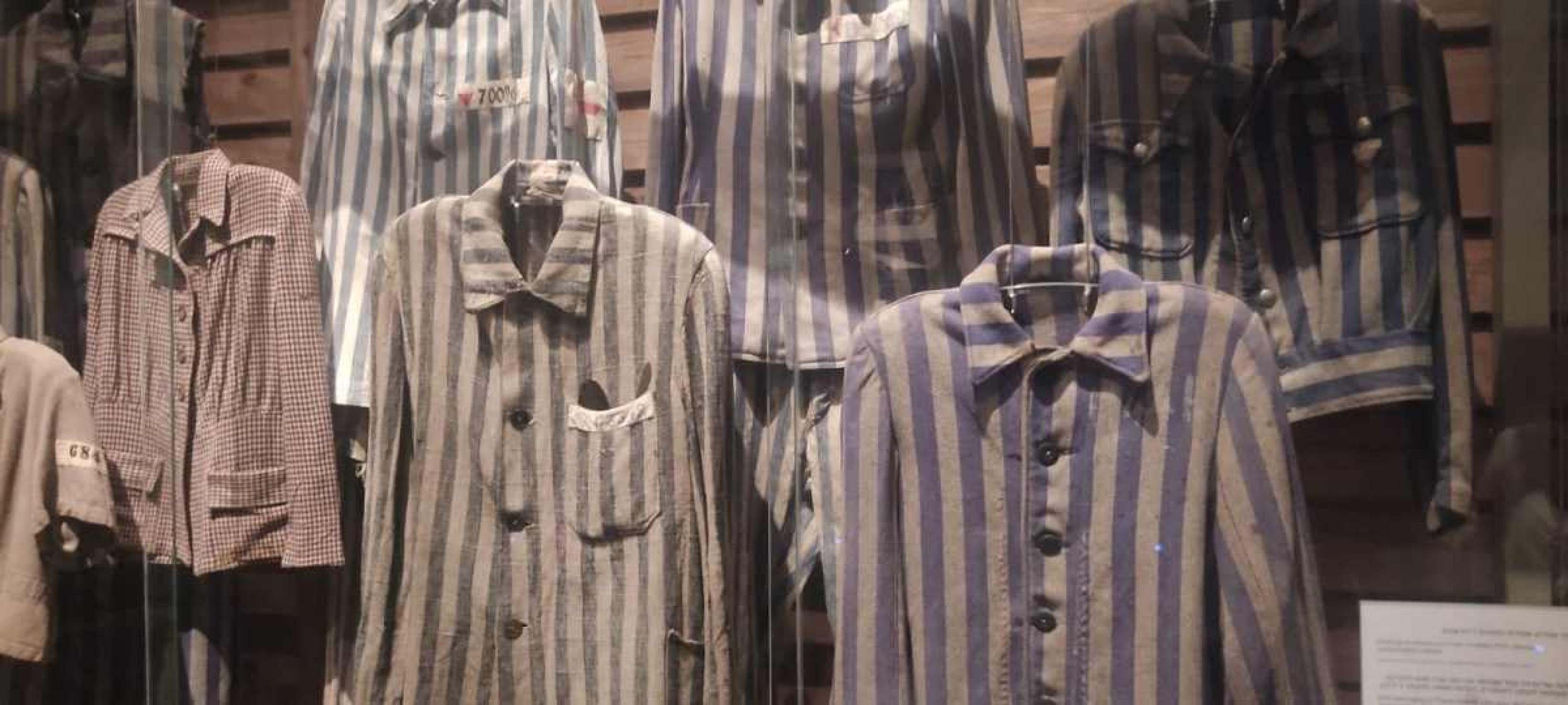 Uniformes originais de prisioneiros do campo de extermínio de Auschwitz expostos em vitrine no Yad Vashem 