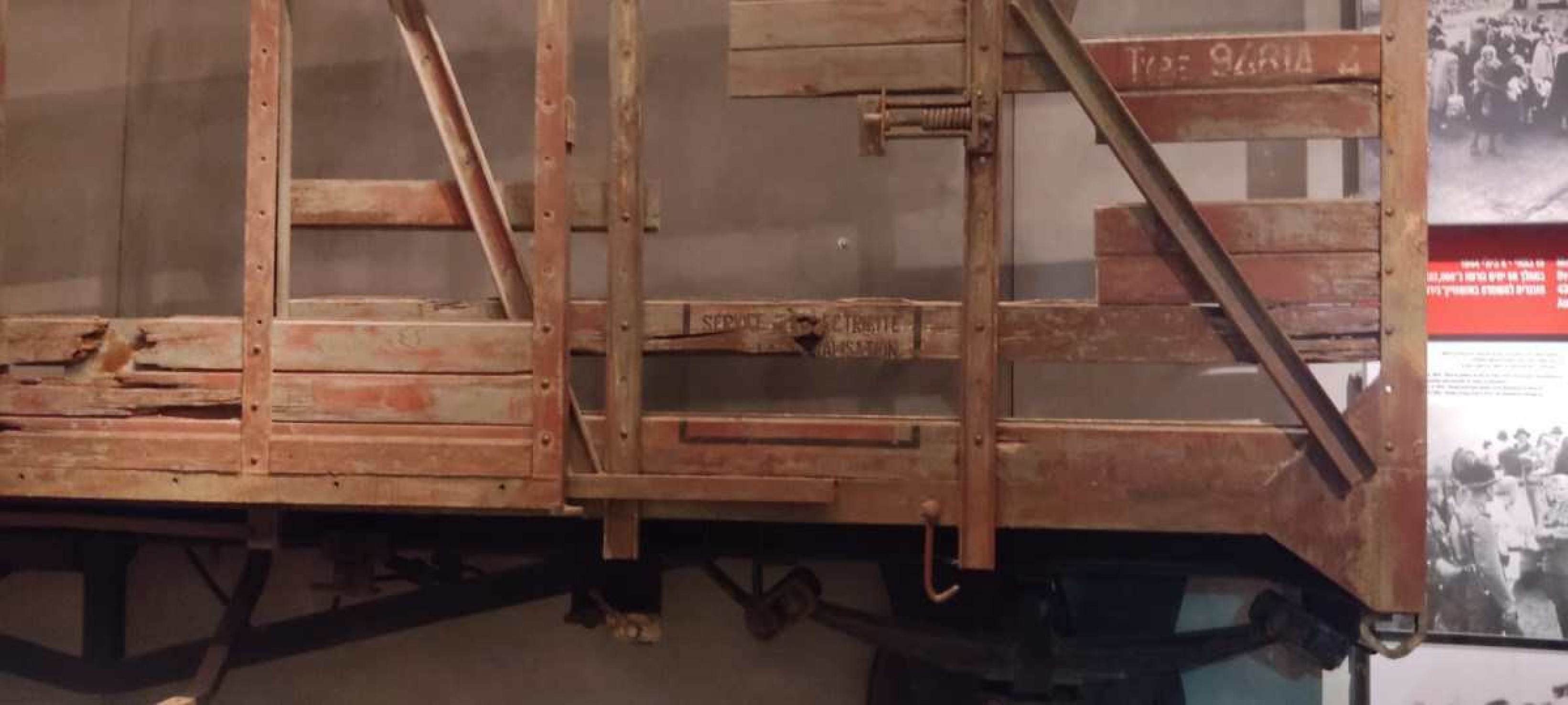 Um pedaço de um dos vagões de gado usados pelos nazistas para transportas os judeus até o campos de concentração 