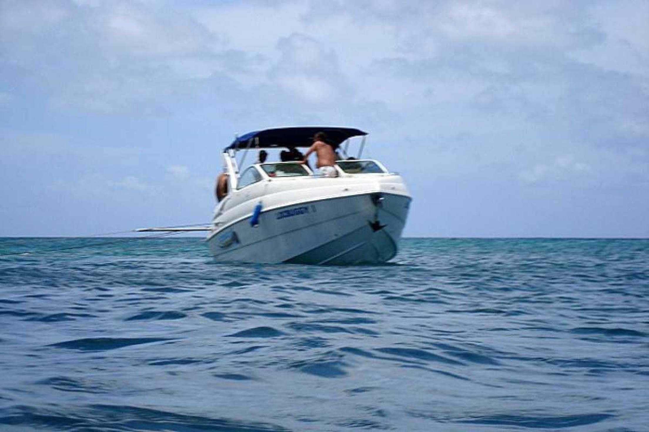 Jovem morre atingido por hélices de barco após brincadeira com o pai