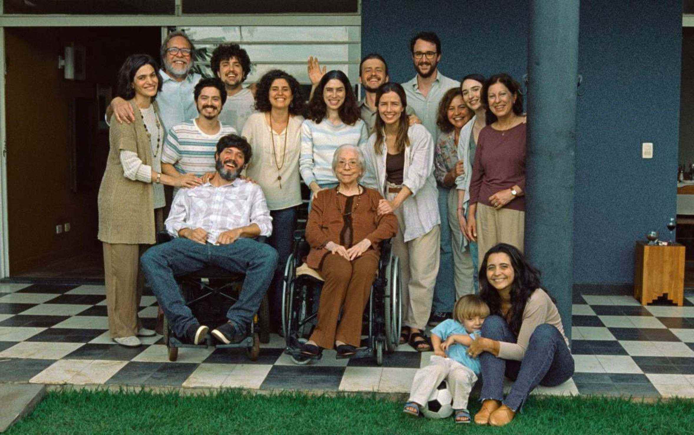 Cena final do filme, que mostra a família Paiva reunida, com os filhos já adultos