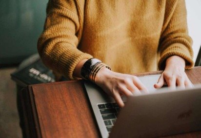 O levantamento foi realizado no dia 14 de fevereiro de 2025 com 500 brasileiros de todas as regiões do país, incluindo homens e mulheres a partir dos 18 anos e de diversas classes sociais -  (crédito: Christin Hume/Unsplash)