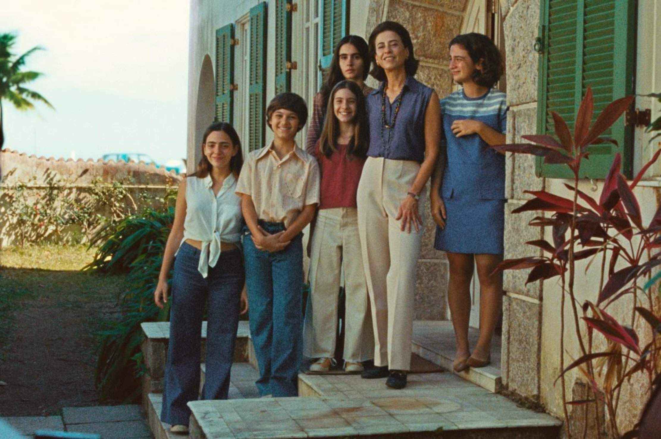 Cena em que Eunice (Fernanda Torres) pede para os filhos sorrirem para a foto. 