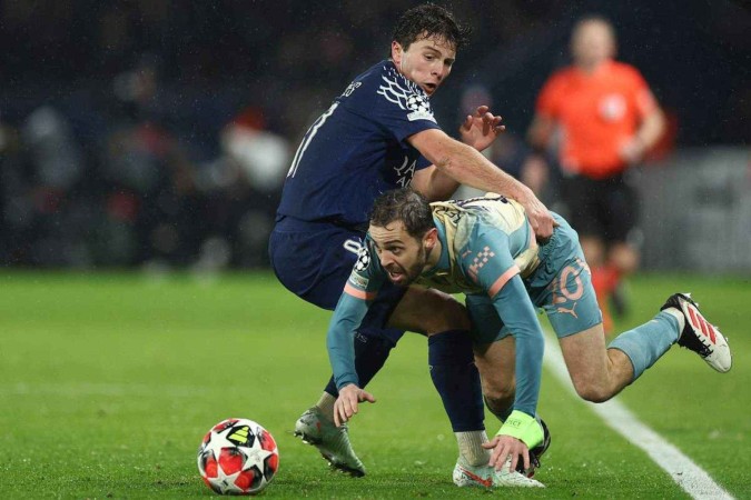 Com 10 e oito pontos, respectivamente, PSG e Manchester City são os grandes em situação mais delicada: com classificação direta descartada, precisam somar pontos para ir aos playoffs       -  (crédito: FRANCK FIFE / AFP)