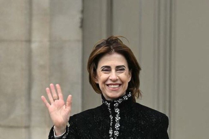 Fernanda Torres foi convidada a assistir ao desfile da Chanel em Paris: usando 
um modelo 
da grife