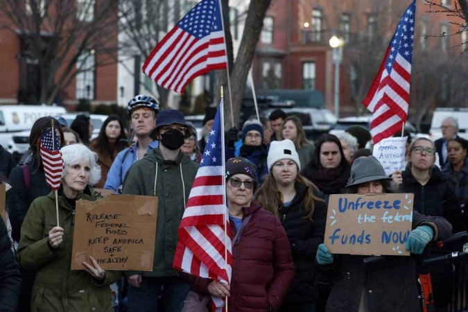 Ativistas protestam contra o plano de Trump de suspender o repasse a programas assistencialistas do governo federal, em Washington - (crédito: Anna Moneymaker/Getty Images/AFP)