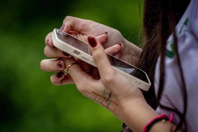 Especialista destaca que a restrição ao uso do celular favorece a convivência social e o aprendizado coletivo