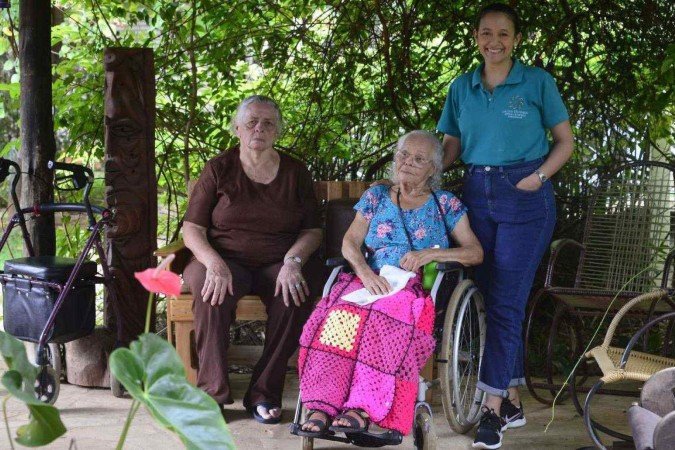 Priscila Fernandes (D) com as moradoras do Lar Bezerra de Menezes Ana Francisca Pereira (C) e Angelina Pereira Barbosa