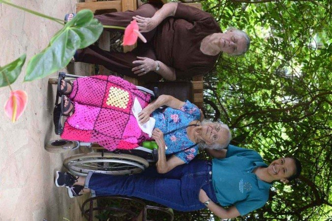  Na foto, Priscila Fernandes ( Coordenadora do lara) com  as idosas Ana Francisca Pereira (cadeira de rodas) e Angelina Pereira Barbosa, do Lar Bezerra de Menezes
