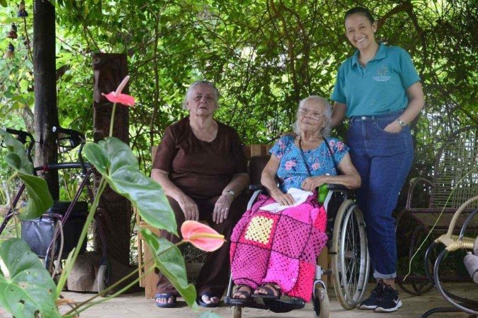  Na foto, Priscila Fernandes ( Coordenadora do lara) com  as idosas Ana Francisca Pereira (cadeira de rodas) e Angelina Pereira Barbosa, do Lar Bezerra de Menezes