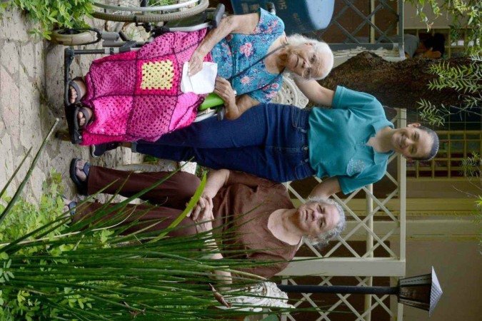  Na foto, Priscila Fernandes ( Coordenadora do lara) com  as idosas Ana Francisca Pereira (cadeira de rodas) e Angelina Pereira Barbosa, do Lar Bezerra de Menezes