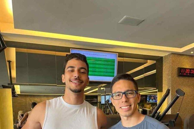 Pedro e seu professor no dia de sua aprovação