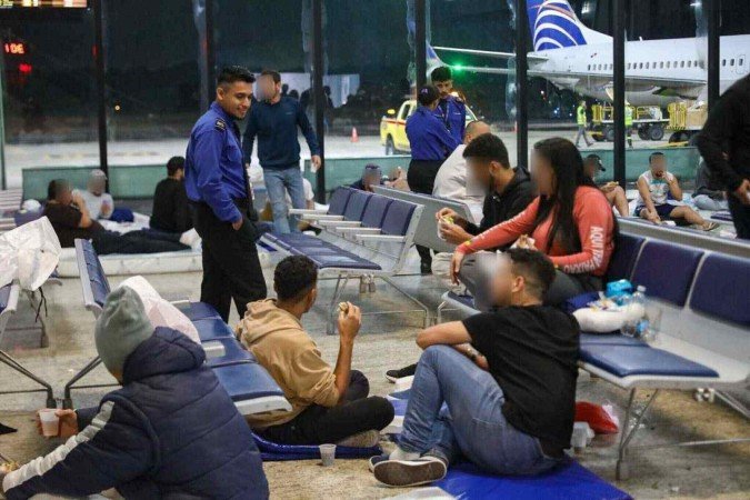 Na última sexta (24/1), um grupo de 88 brasileiros deportados dos EUA chegou a Manaus (AM). Eles fizeram a viagem de avião com algemas nas mãos e correntes nos pés - (crédito: Antonio Lima/Governo AM) Na última sexta (24/1), um grupo de 88 brasileiros deportados dos EUA chegou a Manaus (AM). Eles fizeram a viagem de avião com algemas nas mãos e correntes nos pés - (crédito: Antonio Lima/Governo AM)