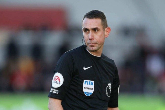 BRENTFORD, ENGLAND - DECEMBER 26: Match Referee, David Coote looks on during the Premier League match between Brentford FC and Tottenham Hotspur at Brentford Community Stadium on December 26, 2022 in Brentford, England. (Photo by Eddie Keogh/Getty Images)
- (crédito: Getty Images) BRENTFORD, ENGLAND - DECEMBER 26: Match Referee, David Coote looks on during the Premier League match between Brentford FC and Tottenham Hotspur at Brentford Community Stadium on December 26, 2022 in Brentford, England. (Photo by Eddie Keogh/Getty Images)
- (crédito: Getty Images)