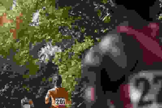 O tratamento ainda inclui o restabelecimento da mobilidade e estabilidade articular, por meio de exercícios de alongamento e fortalecimento