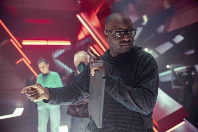 Diretor Olatunde Osunsanmi no set de Star Trek: se&ccedil;&atilde;o 31