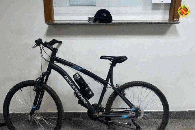 Suspeito tentou fugir de bicicleta após ser avistado no Setor Comercial Sul - (crédito: Divulgação/PMDF) Suspeito tentou fugir de bicicleta após ser avistado no Setor Comercial Sul - (crédito: Divulgação/PMDF)