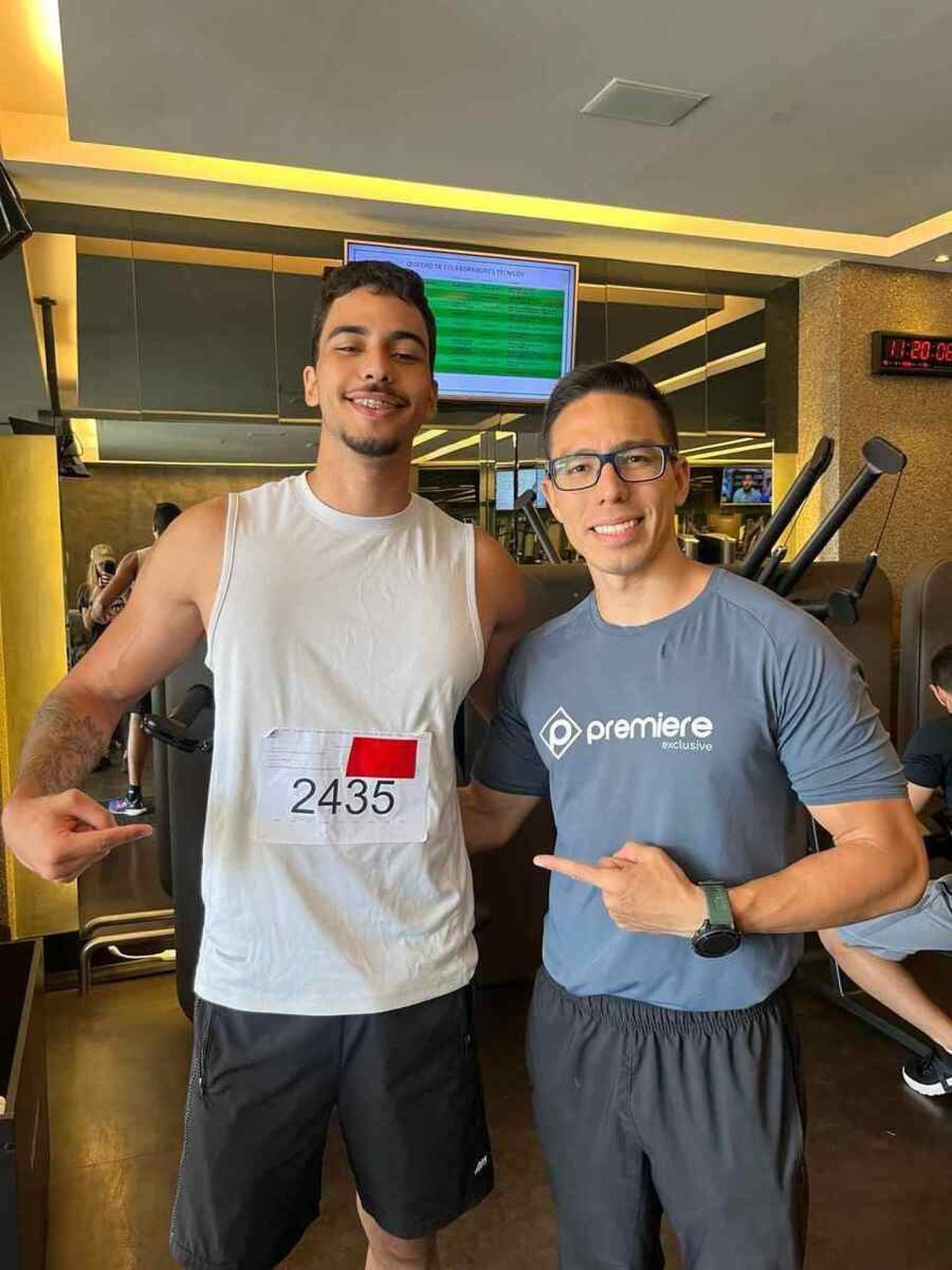 Pedro e seu professor no dia de sua aprovação