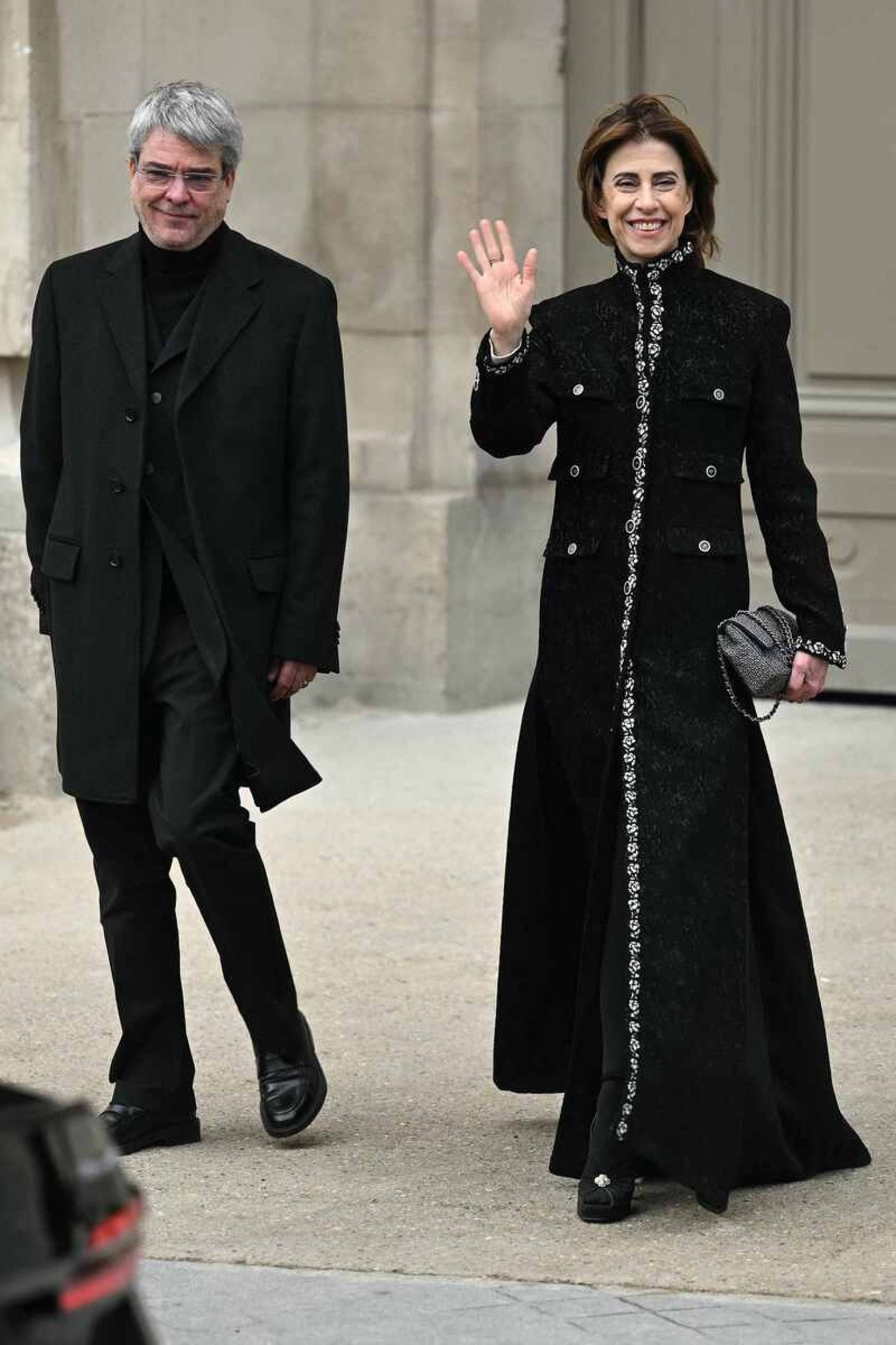 Fernanda Torres no desfile da Chanel ao lado do marido, Andrucha Waddington      