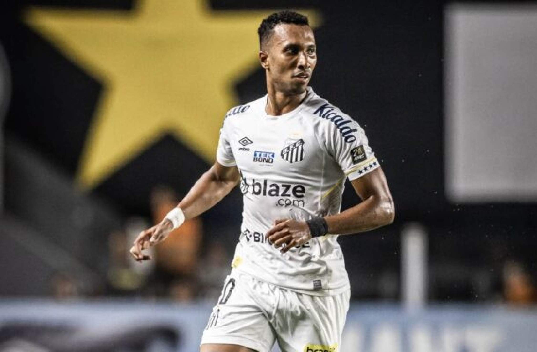 Vasco tenta contratar Lucas Braga, do Santos, e propõe troca por jogadores