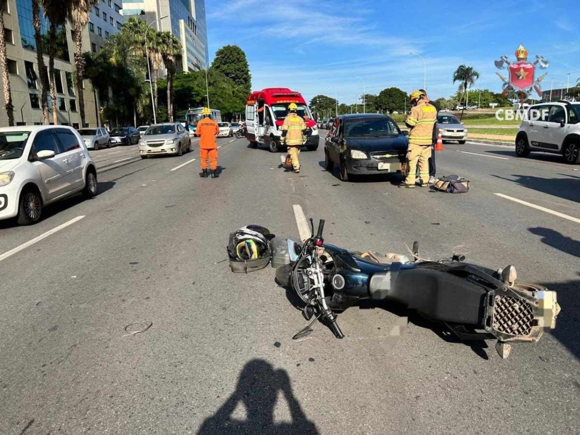 Acidente entre carro, moto e pedestre deixa três feridos perto da Torre de TV 