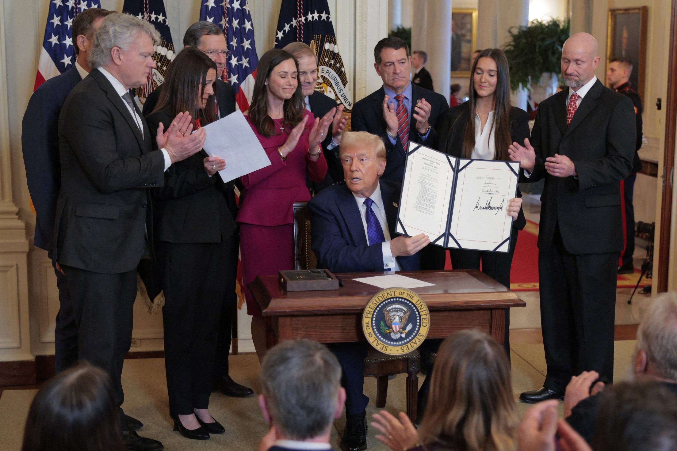 Cercado por membros do Congresso e pela família de Laken Riley, Trump assina lei que permitirá a prisão imediata de estrangeiros criminosos 