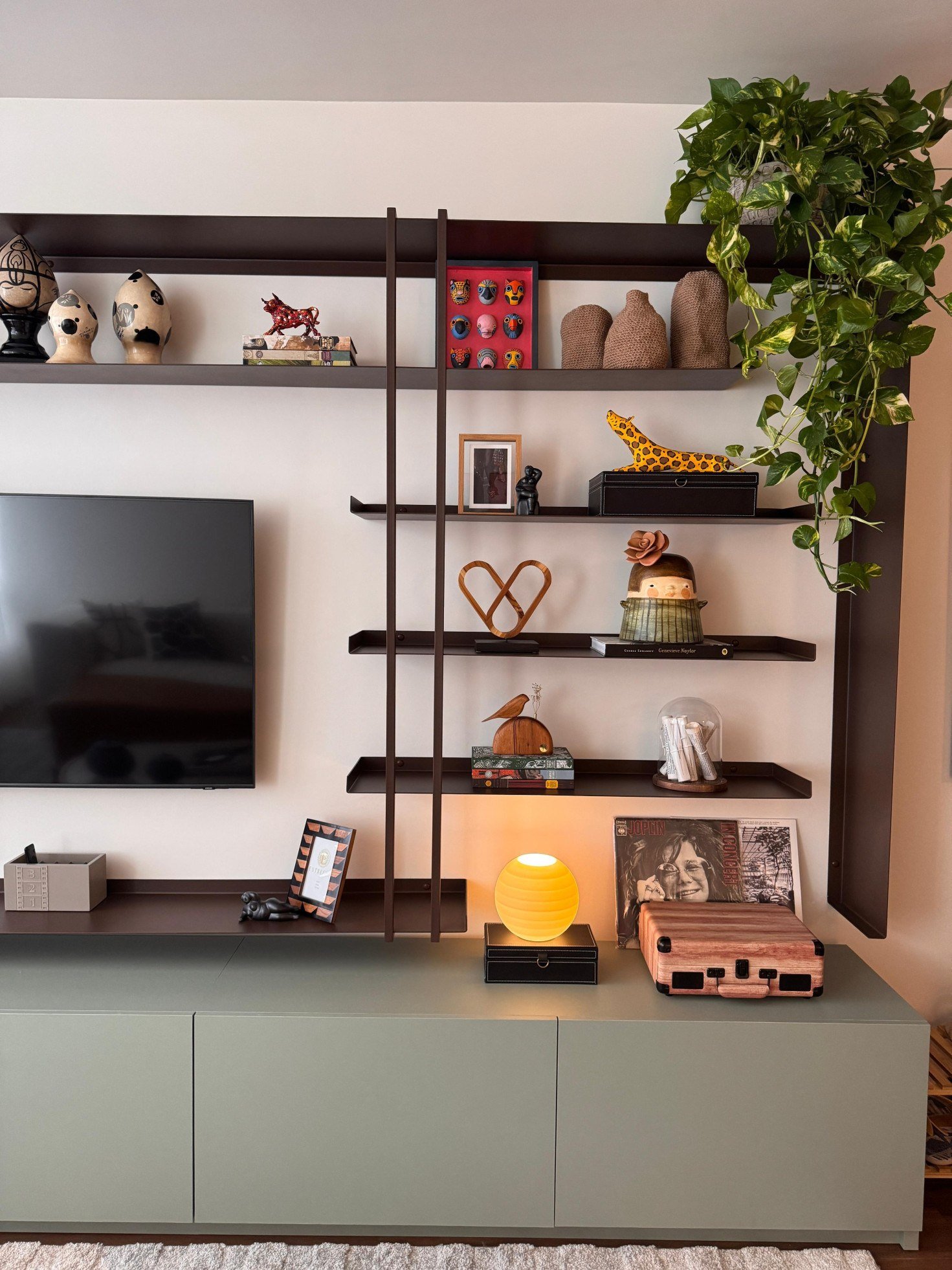 As peças de artesanato brasileiro podem ser colocadas em destaque na decoração de casa.