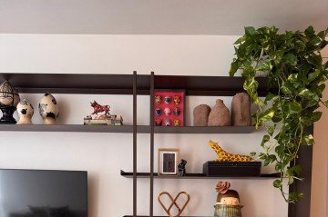 Uma forma de inserir o artesanato na decoração é colocá-lo em posição de destaque. Projeto da arquiteta Paula Marques