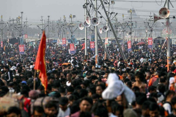 Festival ocorre a cada 12 anos e reúne multidões de fiéis hindus que se banham na confluência de dois rios sagrados -  (crédito: Arun SANKAR / AFP)