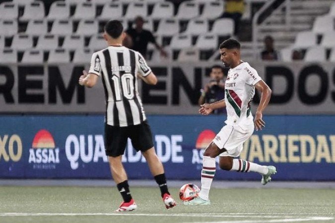 THIAGO SANTOS - Algum sucesso cobrindo o lateral, mas deixando espaÃ§os nas infiltraÃ§Ãµes do Botafogo. Poderia ter sido mais eficaz no lance do gol de Igor Jesus e fez um pÃªnalti infantil  em Yarlen.  NOTA 4,5. Foto: Lucas MerÃ§on/Fluminense