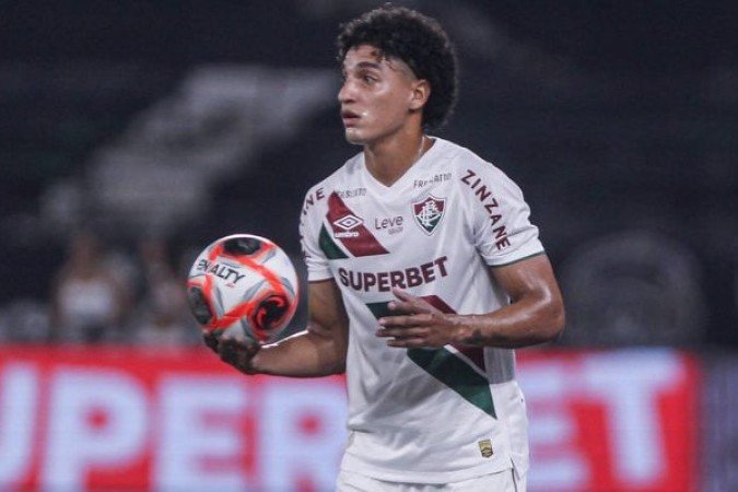 GABRIEL FUENTES - Está um pouco inseguro, levando algumas bolas nas costas no primeiro tempo. No apoio, foi discreto, chegando pouco ao fundo. NOTA 5,0.Foto: Lucas Merçon/Fluminense