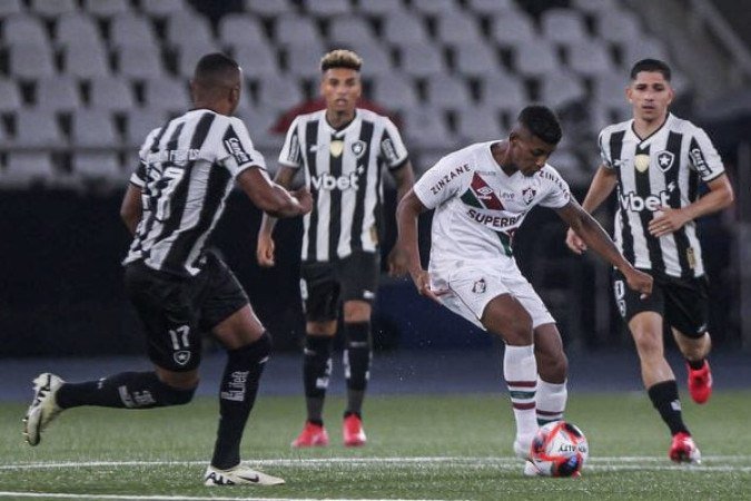 HÉRCULES - Mais um jogo consistente, bom na marcação, fazendo desarmes importantes e buscando ajudar o ataque, flutuando como elemento surpresa e sendo determinante na jogada do pênalti em Riquelme e ainda finalizou uma na trave. O Melhor do Tricolor. NOTA 6,5. Foto: Lucas Merçon/Fluminense