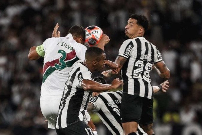 THIAGO SILVA - Ainda está um pouco lento e perdeu pelo menos três disputas em velocidade. Quando foi ao ataque, deu uma cabeçada perigosa. Saiu na metade do segundo tempo para dar lugar a  Ignácio. NOTA 5,5. Foto: Lucas Merçon/Fluminense