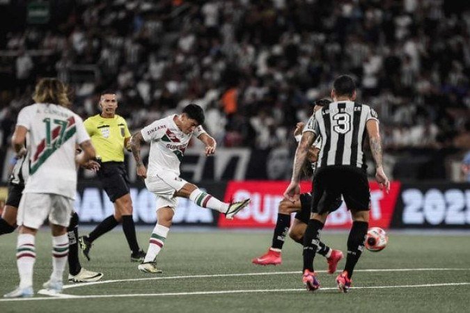 CANO - Uma finalização no primeiro tempo e pouco mais, já que a bola quase não chegava. No segundo tempo, converteu o pênalti que empatou o jogo em 1 a 1. NOTA 6,0 .Foto: Lucas Merçon/Fluminense