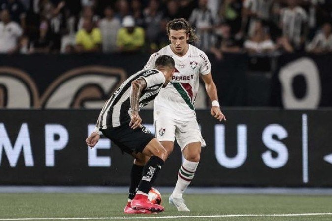 CANOBBIO - Procurou dar velocidade às jogadas e arriscar lances individuais pela esquerda, mas levou a pior na maioria deles. Teve vontade, mas acabou substituído aos 16 minutos da etapa final para a entrada de Riquelme. NOTA 6,0.Foto: Lucas Merçon/Fluminense