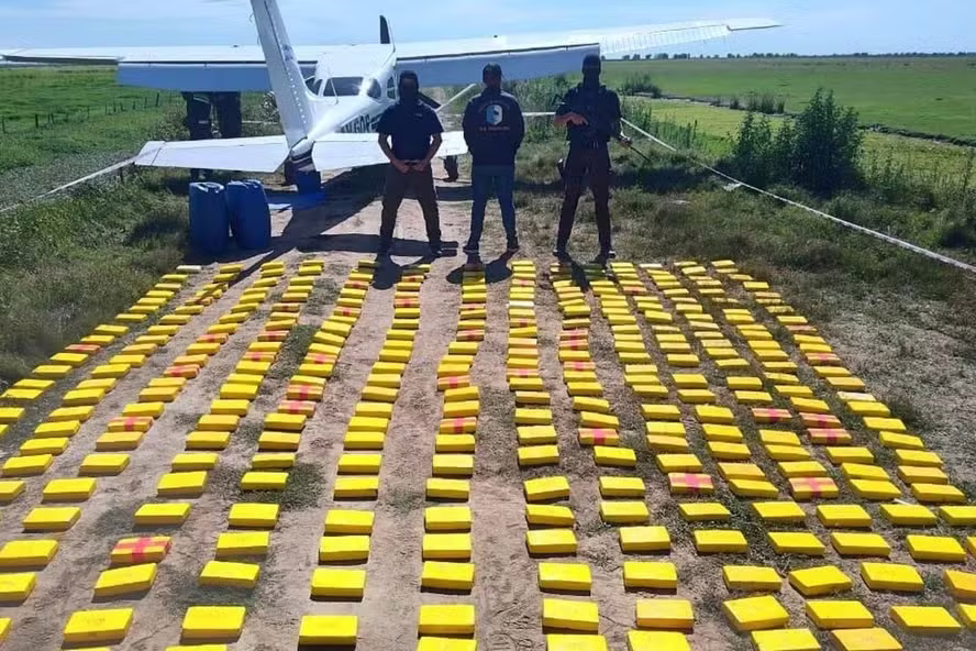 Policiais revistaram o avião e encontraram 352 pacotes de cocaína com peso total de 359 quilos - (crédito: Divulgação/Governo de Entre Rios) Policiais revistaram o avião e encontraram 352 pacotes de cocaína com peso total de 359 quilos - (crédito: Divulgação/Governo de Entre Rios)