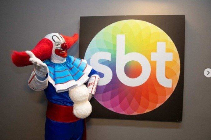 Celebração do contrato do SBT com a empresa que detém os direitos da marca Bozo comemora os 45 anos da estreia do programa na tv brasileira - (crédito: Lourival Ribeiro e Moacyr dos Santos | SBT/ via Reprodução Instagram @sbt) Celebração do contrato do SBT com a empresa que detém os direitos da marca Bozo comemora os 45 anos da estreia do programa na tv brasileira - (crédito: Lourival Ribeiro e Moacyr dos Santos | SBT/ via Reprodução Instagram @sbt)