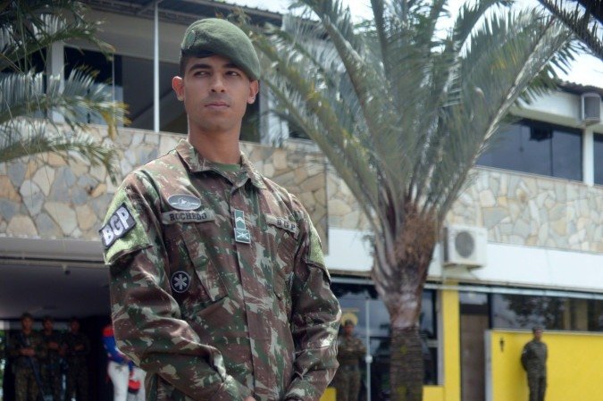 A cadela Ravena, que trabalhou durante 5 anos realizando atividade de cão de polícia, com seu tutor, o cabo Rochedo
      