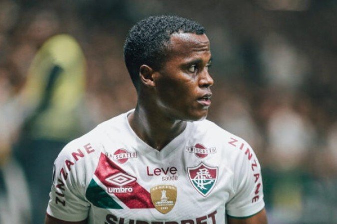 ARIAS - Foi o jogador mais criativo do Fluminense, tentando levar o time ao ataque, algumas vezes prendendo demais a bola. Mas encontrou algumas boas soluções. NOTA 6,0. Foto: Lucas Merçon/Fluminense