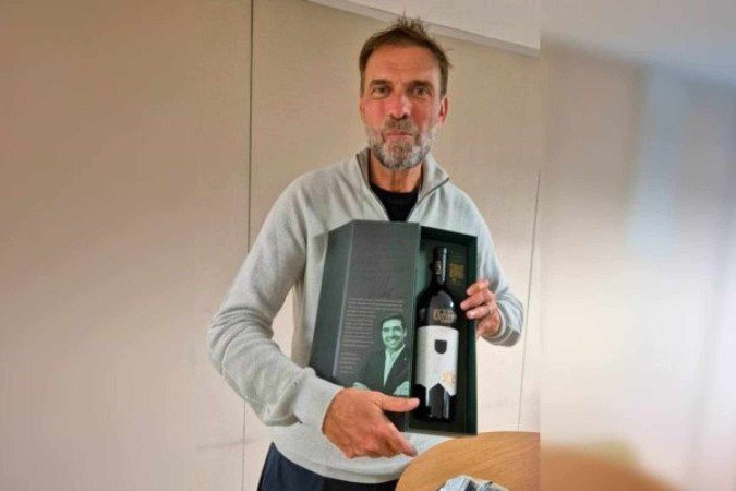 Klopp com vinho que ganhou de presente do técnico Abel Ferreira, do Palmeiras - (crédito: Divulgação) Klopp com vinho que ganhou de presente do técnico Abel Ferreira, do Palmeiras - (crédito: Divulgação)