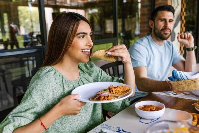 O cuidado com a alimentação ajuda a evitar intoxicação alimentar nas férias (Imagem: Marcos Castillo | Shutterstock) - (crédito: EdiCase) O cuidado com a alimentação ajuda a evitar intoxicação alimentar nas férias (Imagem: Marcos Castillo | Shutterstock) - (crédito: EdiCase)
