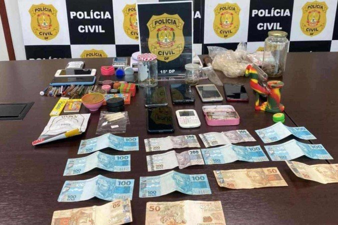 Durante a operação, foram encontradas porções de drogas nas residências dos dois homens, de 25 e 28 anos, presos em Taguatinga - (crédito: Divulgação/PCDF) Durante a operação, foram encontradas porções de drogas nas residências dos dois homens, de 25 e 28 anos, presos em Taguatinga - (crédito: Divulgação/PCDF)