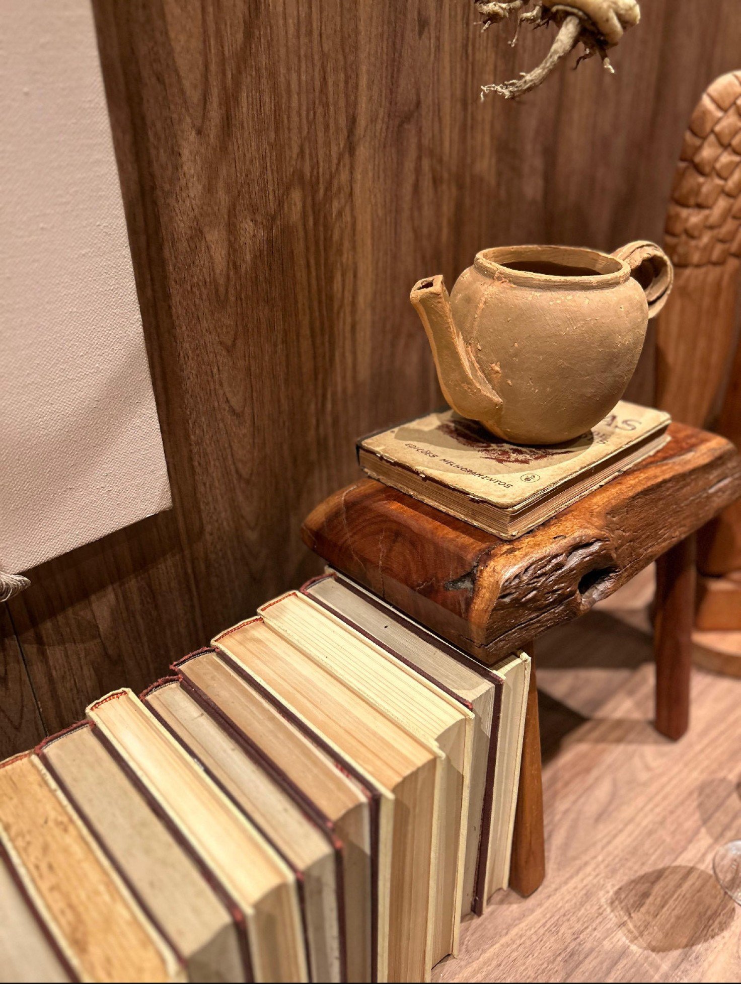 As peças podem ser usadas para criar contrastes marcantes na decoração. Ambiente da Três Arquitetura para a CasaCor Brasília 2024.