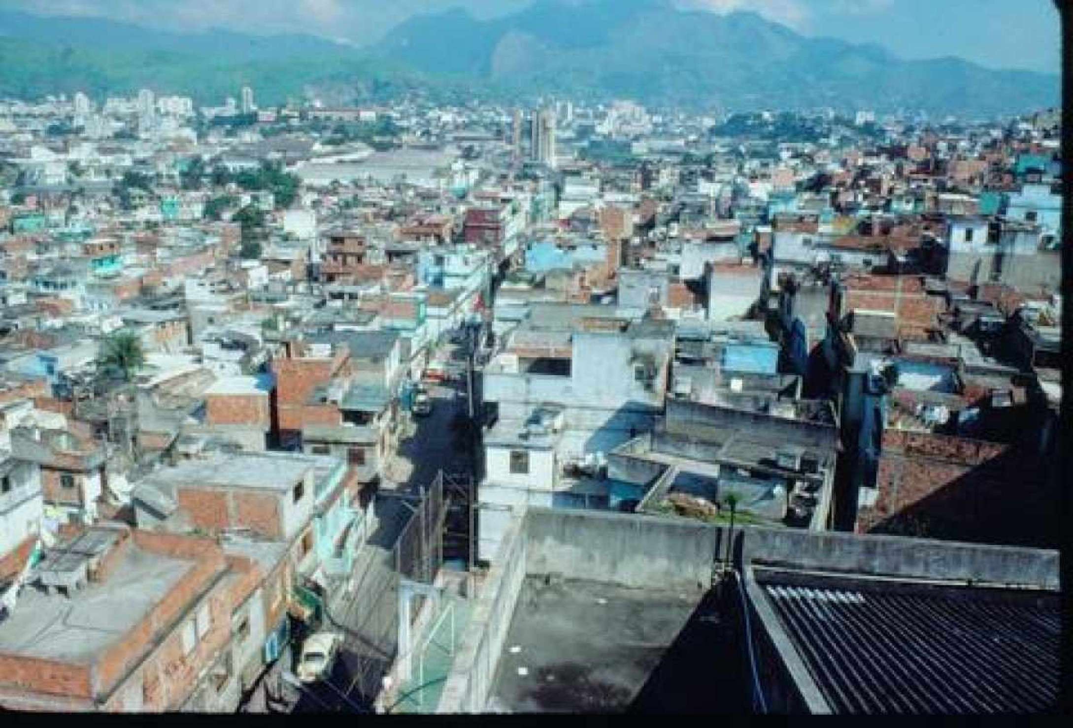 Delegado é resgatado após entrar por engano em favela do Rio