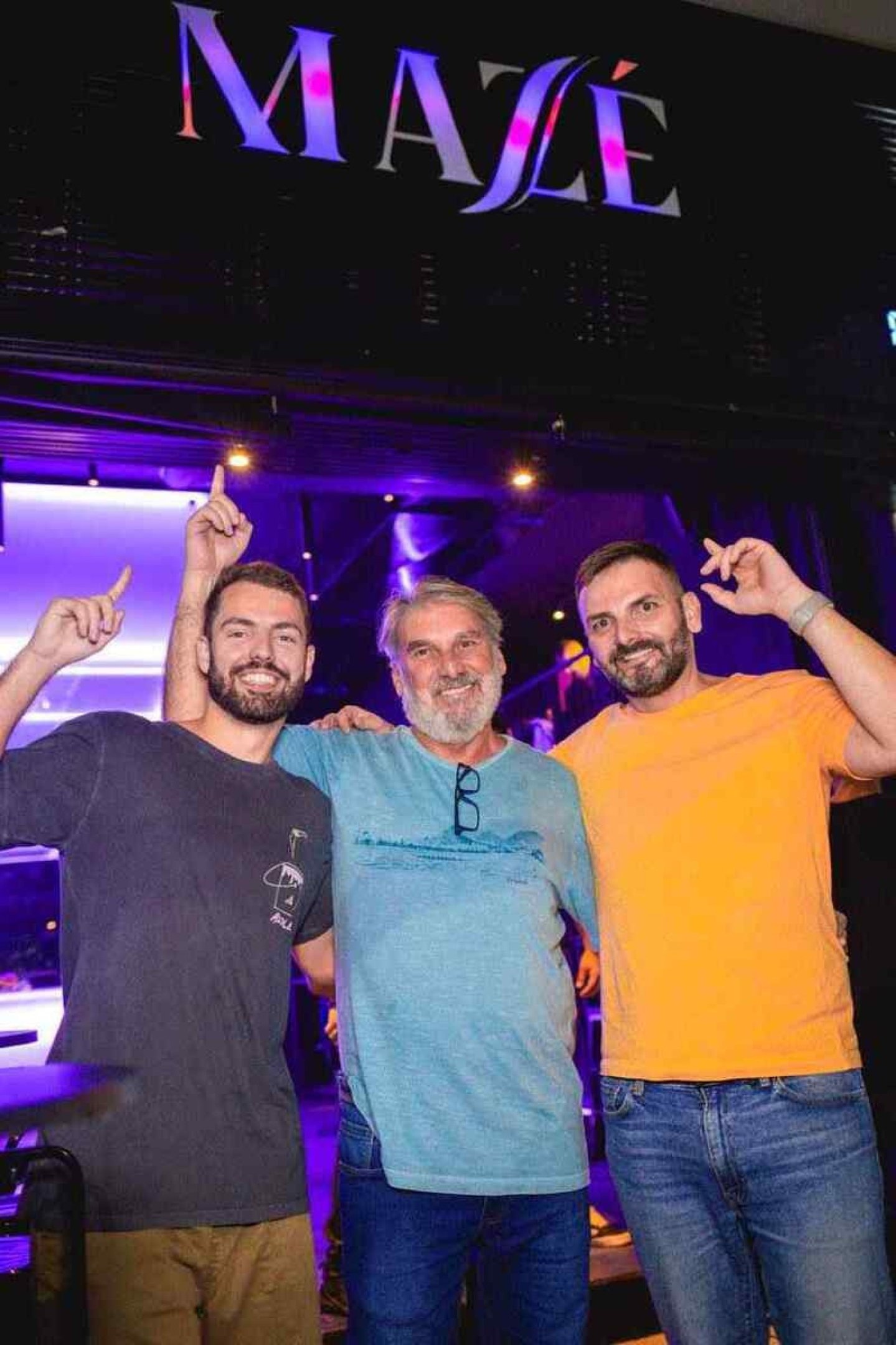 Matheus, Seu Zé e o irmão José no restaurante da família no Rio de Janeiro